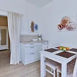App-6-Mit-Suedbalkon-In-Strandnaher-Lage-Baederstil-Villa-In-Wenningstedt-Sylt