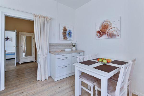 App-6-mit-suedbalkon-in-strandnaher-lage-baederstil-villa-in-wenningstedt-sylt Apartment